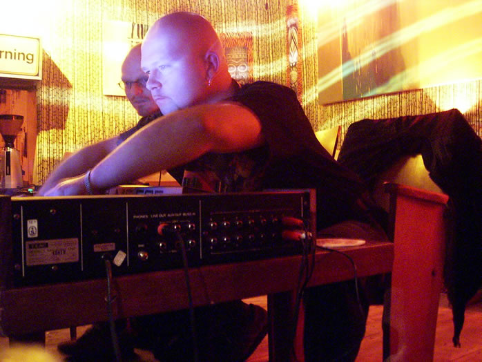 08.05.04 - kozmik konfusion live @ pi-club / salon hansen, neu-ulm, c a.usenbenz, pi-club